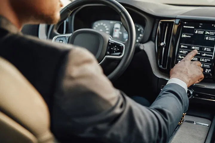 Milan Private Transfer: Stress-Free Travel to/from Airports, Train Stations, Bellagio & Como
