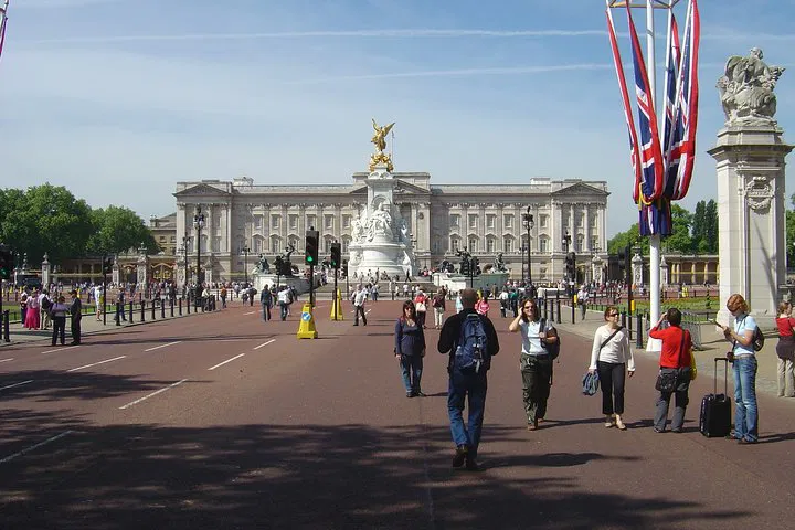 Discover London in Style: Half-Day Luxury Private Tour