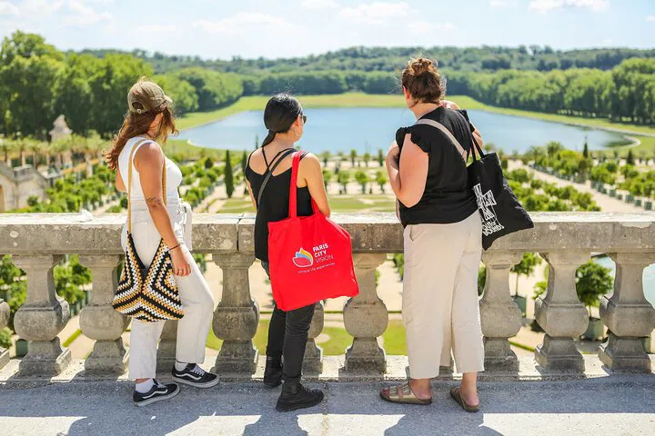 Discover Impressionism & Royalty: Giverny & Versailles Day Trip from Paris