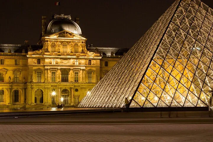 Discover Paris: Small Group Tour with Airport Transfer