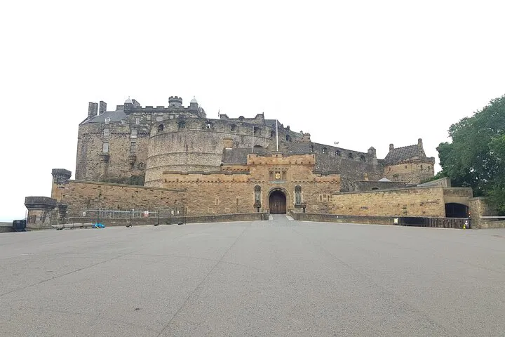 Uncover Edinburgh's Royal Secrets: A Private, Luxurious Tour
