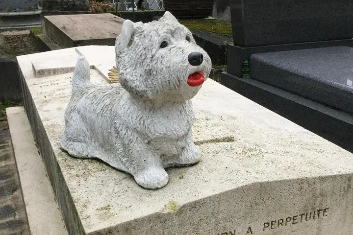 Uncover Père Lachaise's Secrets: A Humorous Audio Adventure with The Chairfather