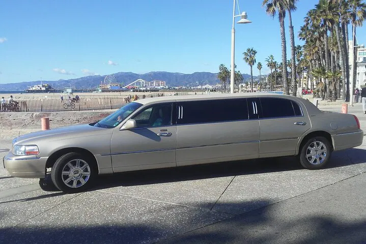 Luxury LA Limo Tour: Customize Your Hollywood Adventure with a Personal Guide!