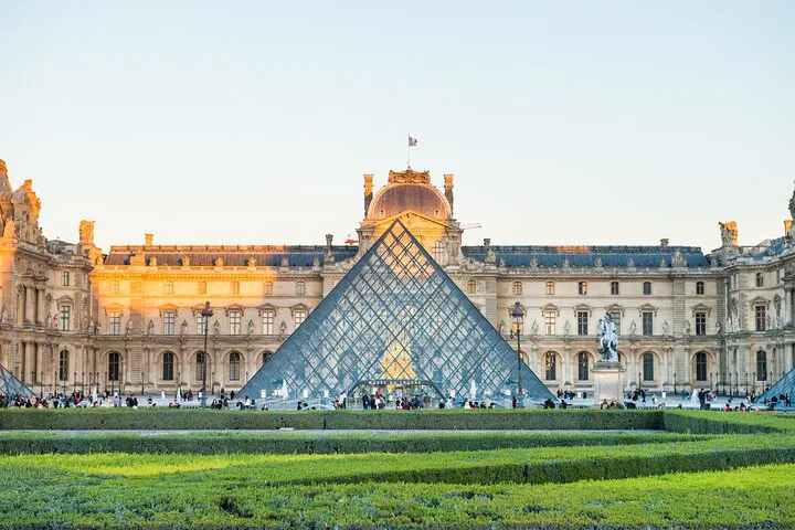 Unlock Louvre's Masterpieces: Private Tour with Skip-the-Line Access