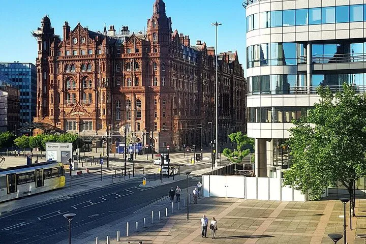 Manchester in a Minute: Discover the City's Soul on Foot!