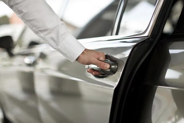 Paris in Style: Private Chauffeur for a Day of Parisian Elegance