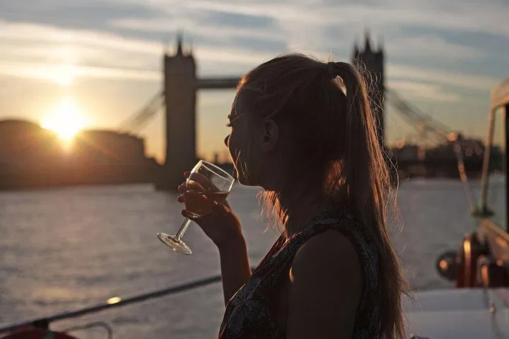 Thames Sunset Cruise: Wine, Canapés & London Views!