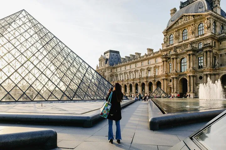 Louvre Museum: Private Transfer & Timed Entry