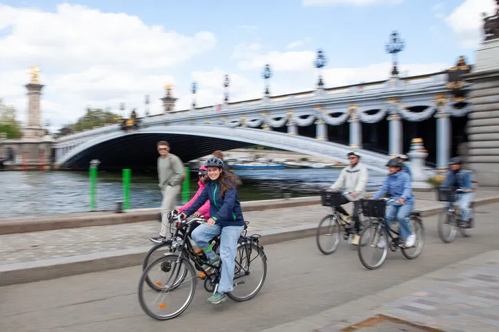 Paris Bike Tour: Iconic Seine Sights (Private)