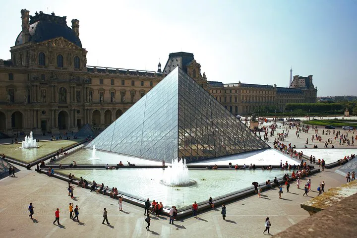 Louvre Museum: Private Tour with Skip-the-Line Access