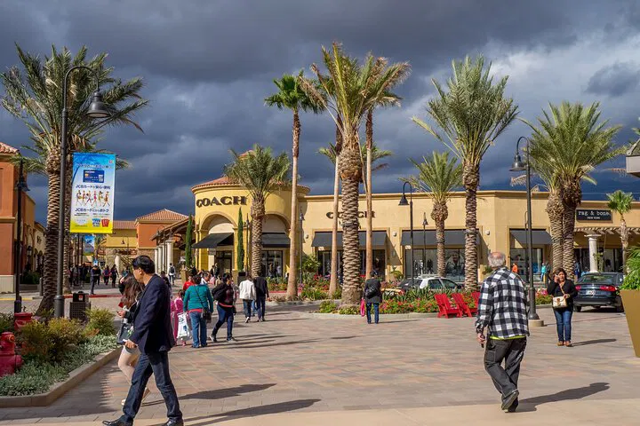 Palm Springs to Desert Hills: A Luxurious Private Shopping Excursion