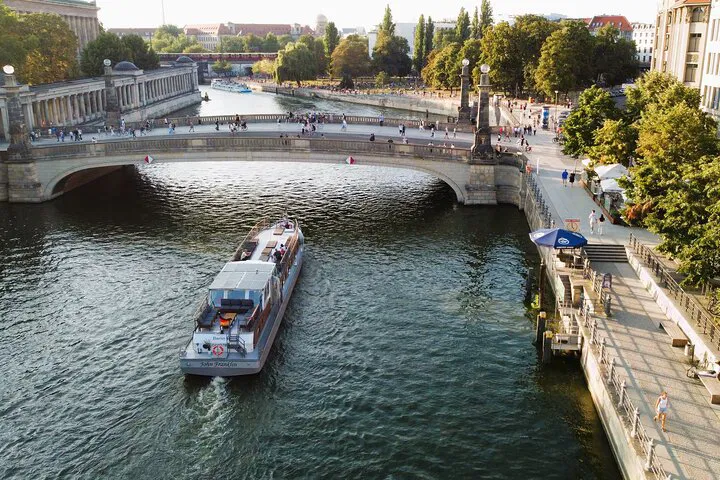 Berlin Lounge Boat Tour: City Views & Drinks!