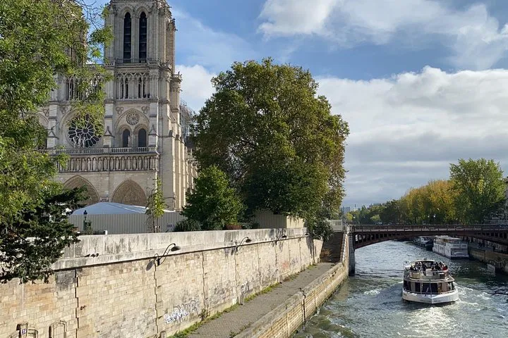 Paris Icons: Notre Dame & Louvre Semi-Private Tour