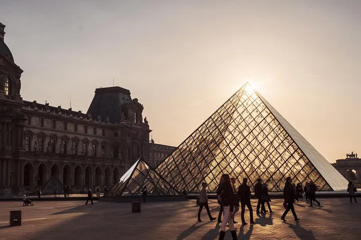 Exclusive Evening: Unveiling Mona Lisa's Secrets at the Louvre