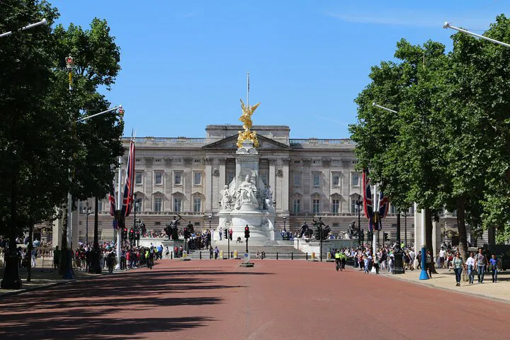 London Landmarks: Unveiling History in a Private Taxi Tour