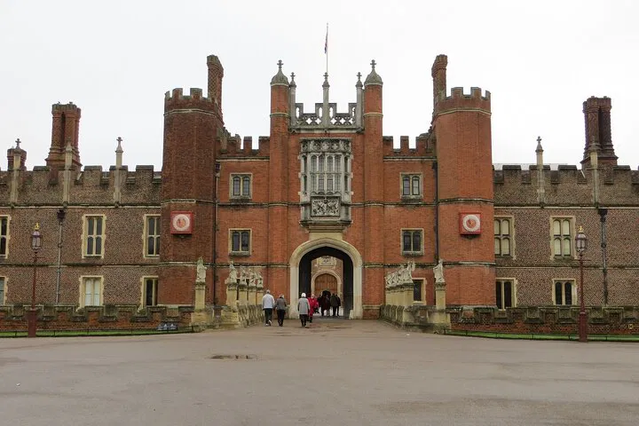 Uncover Ancient Wonders: A Day Trip to Hampton Court, Stonehenge, and Roman Baths
