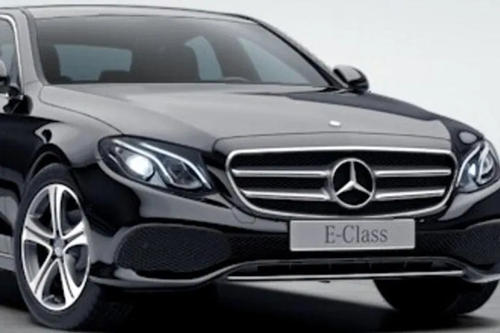 Luxury Private Transfer: Dublin to Belfast City in Style