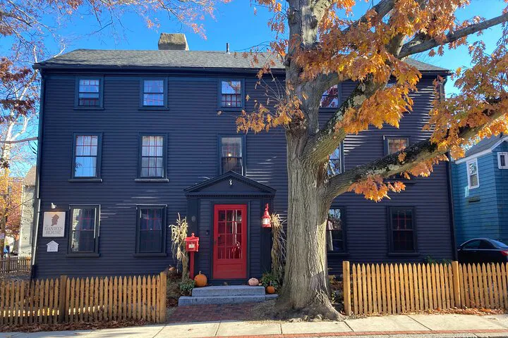 Step Back in Time: Interactive 17th-Century House Tour