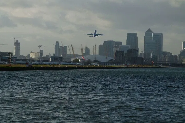 Effortless London Transfers: City Airport to Your Doorstep (WC1-WC2)