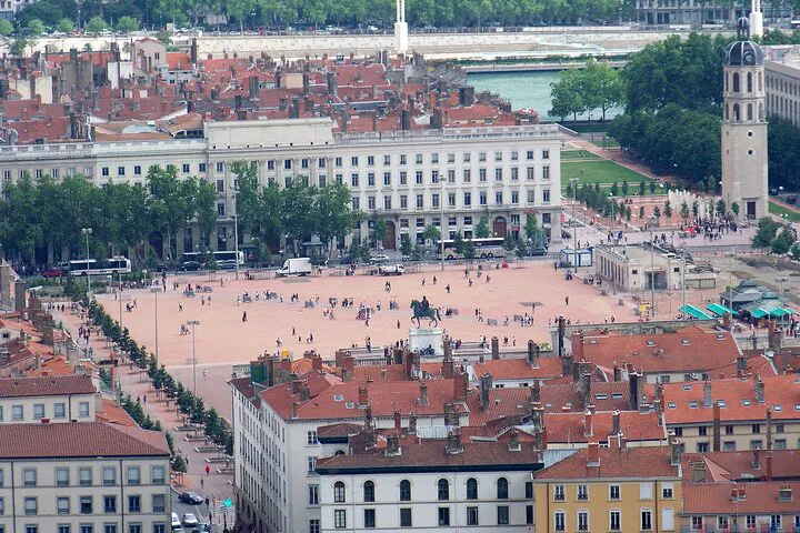 Marseille to Lyon: Unforgettable Private Transfer with a 2-Hour Stop