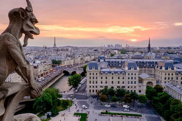 Paris Unveiled: A Whirlwind Walking Tour of Iconic Landmarks
