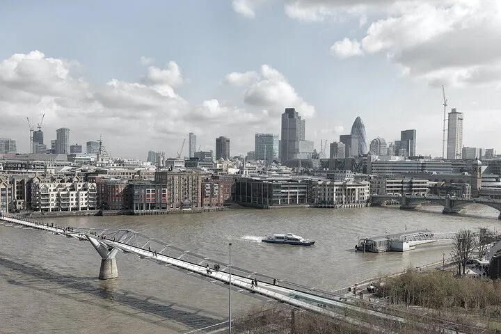 Capture London's Iconic Landmarks: A Private Photography Adventure