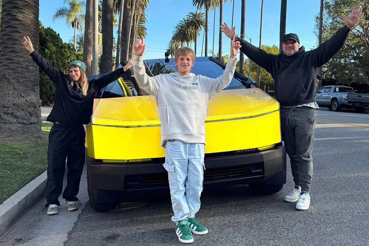 Beverly Hills Tour: Cruise in a Tesla X/Cybertruck!