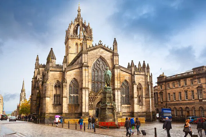 Edinburgh's Ghostly Tales: An Exploration Game & Tour
