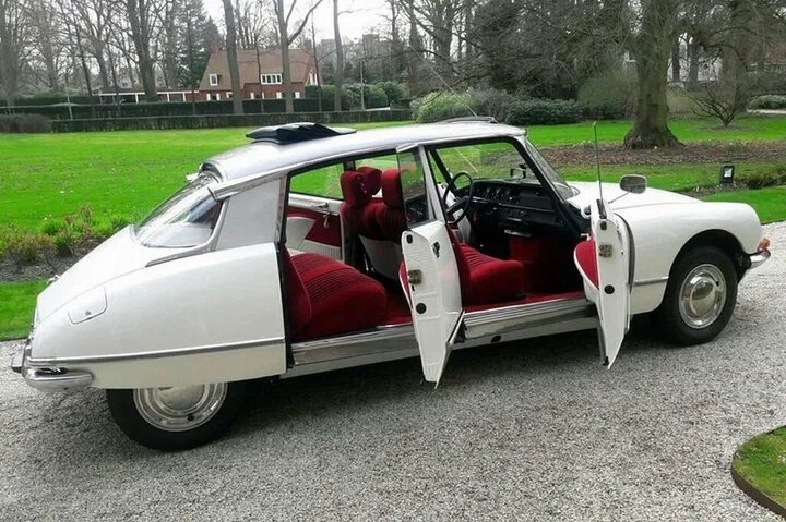Paris in Style: Vintage Citroën DS Tour with Open-Air Charm