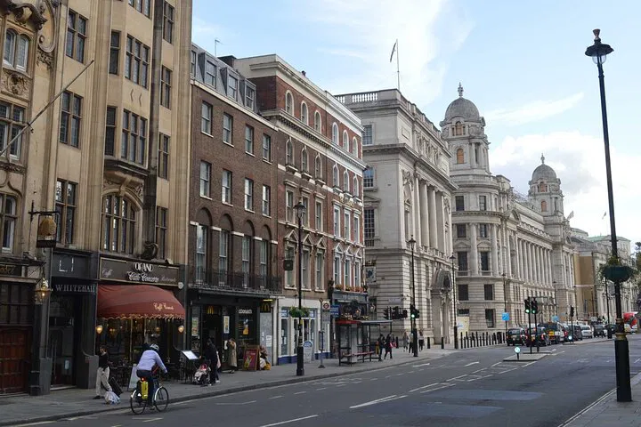 Uncover London's Secrets: A Thrilling James Bond Audio Adventure