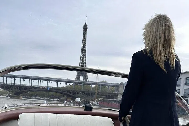 Paris Private Cruise: See Eiffel Tower & Louvre by Boat