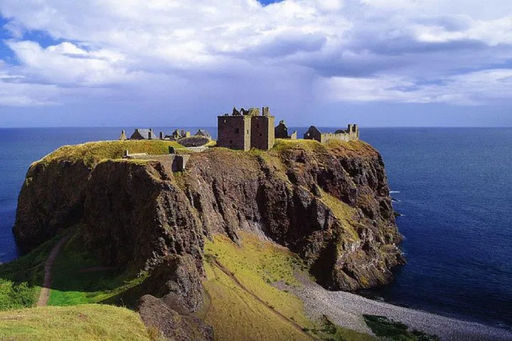 Edinburgh to Glamis & Dunnottar Castles: Italian-Guided Historical Adventure