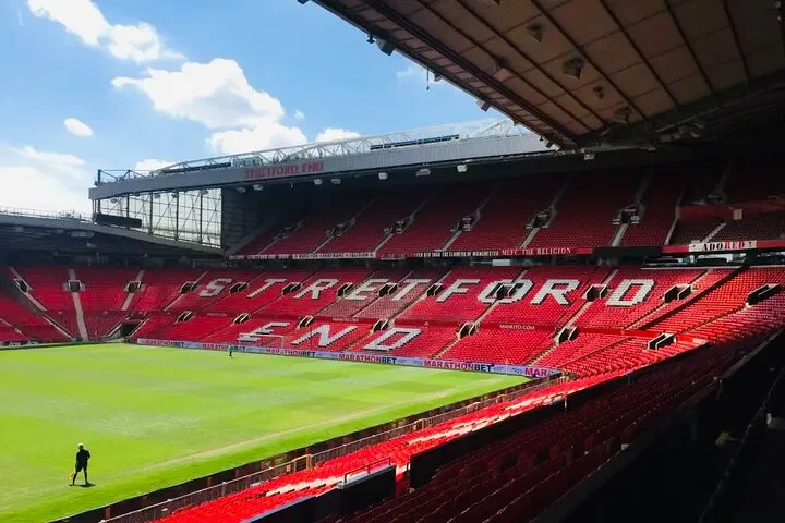 Manchester's Outer City: Private Tour to Iconic Sites