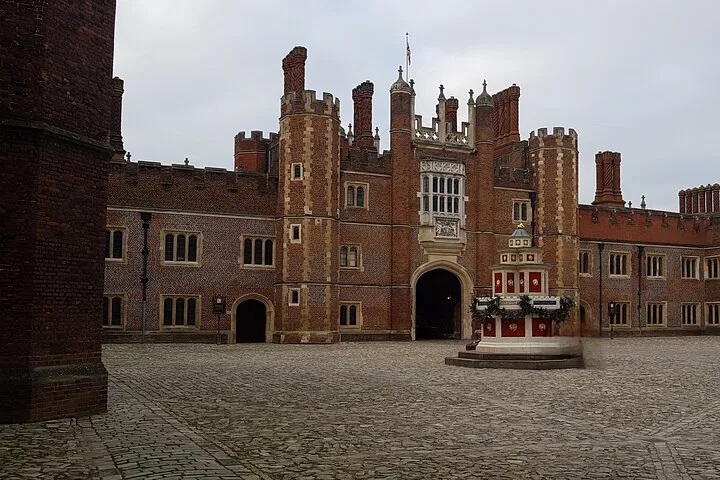 Hassle-Free Hampton Court Palace Visit: Southampton Cruise Terminal Private Transfer