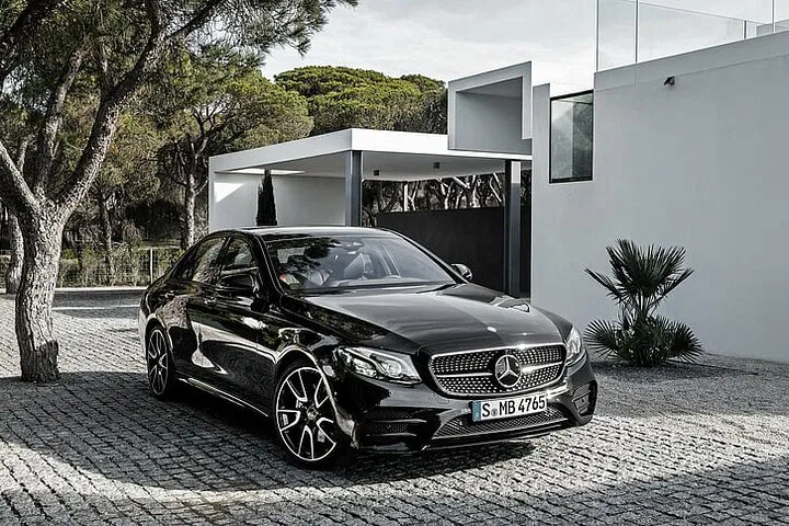 Stress-Free Dublin Arrival: Private Airport Transfer in Style