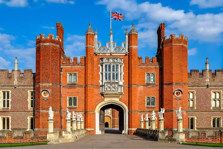 Regal Journey: Private Hampton Court Palace Tour from London