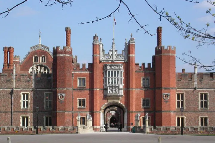 Uncover Royal Intrigue: Hampton Court Palace Private Tour with Tudor Historian