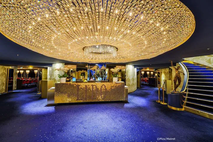 Exclusive Lido de Paris Transfer: Enjoy a Stylish Round Trip