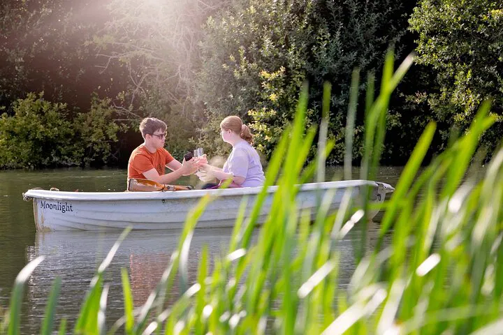 Thames River Romantic Picnic: Private Boat for 2