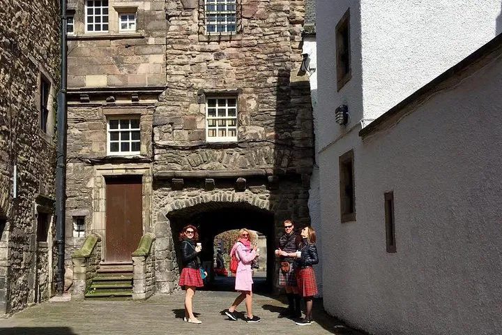 Step Back in Time: Edinburgh's Old Town Outlander Virtual Adventure