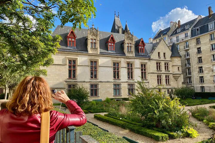Discover Le Marais' Hidden Gems: An Audio-Guided Adventure