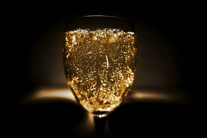 Unlock Italy's Sparkling Secrets: A Prosecco, Trentodoc & Franciacorta Tasting Adventure