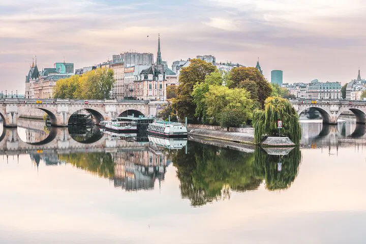 Paris Islands Walk: Seine, Notre Dame & Louvre Views