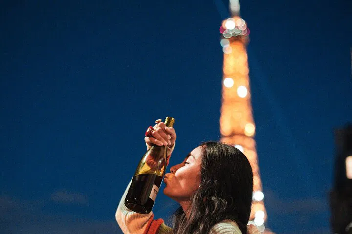 Parisian Wine & Glamour: Eiffel Tower Photoshoot with Natural Wine Tasting