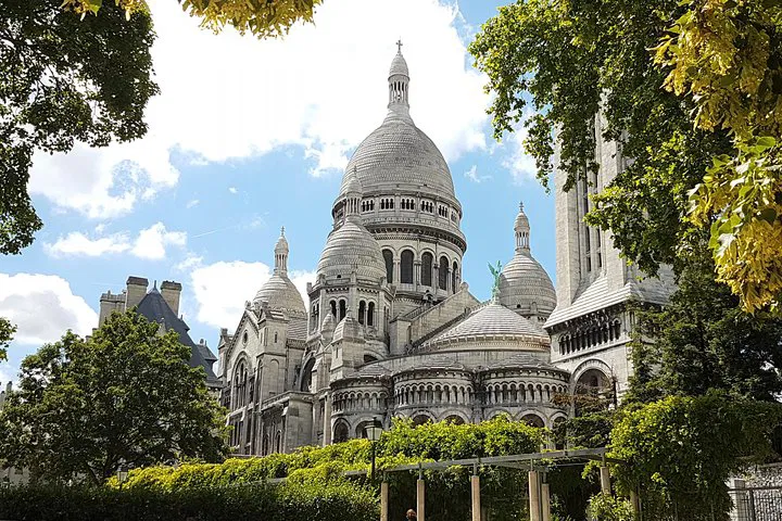 Discover the Hidden Gems of Montmartre: A Personalized Parisian Adventure