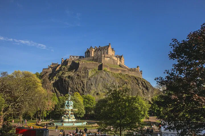 Edinburgh Private Walking Tour with Castle Visit