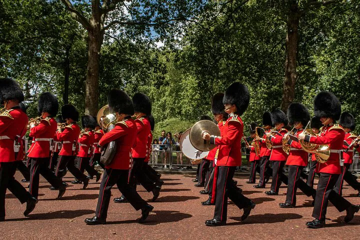 Uncover London's Royal History: Changing of the Guard & Iconic Landmarks!