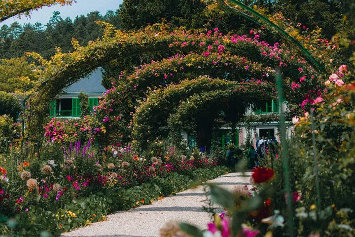 Discover Giverny's Artistic Heart: A Monet-Inspired Walking Tour