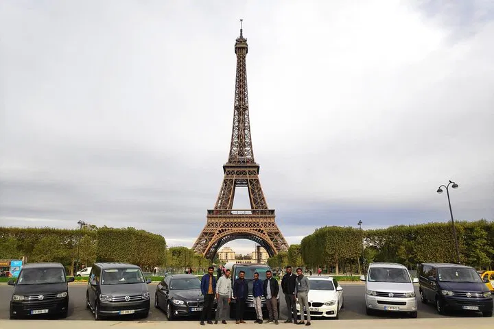 Discover Paris Your Way: Private Minivan Tour with Flexible Itinerary!