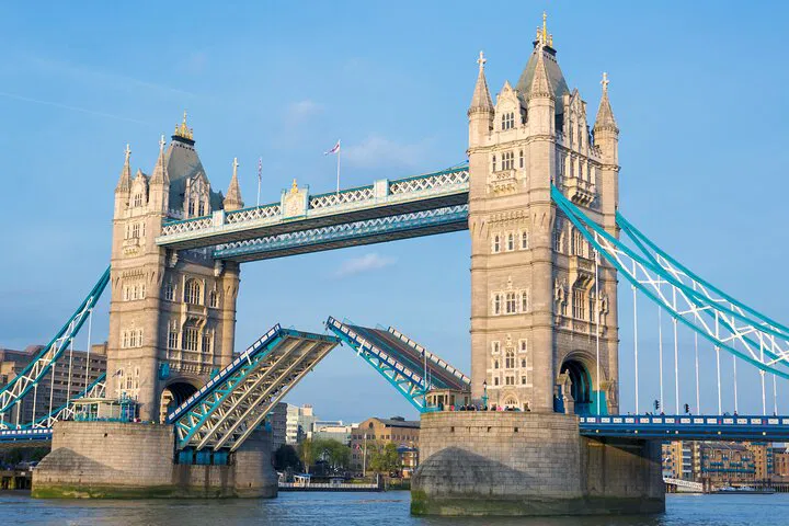Touching Distance LONDON: Rickshaw Adventure Through History & Humour